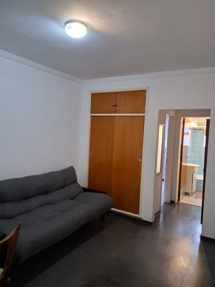 Sarmiento 2239 . Departamento de 1 ambiente lateral con muebles