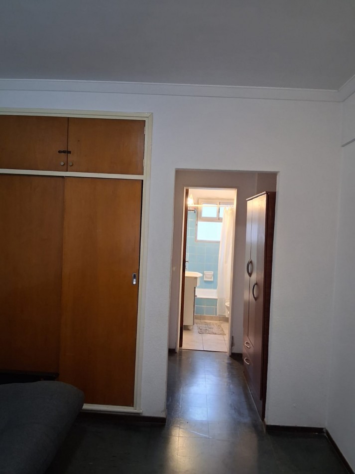 Sarmiento 2239 . Departamento de 1 ambiente lateral con muebles