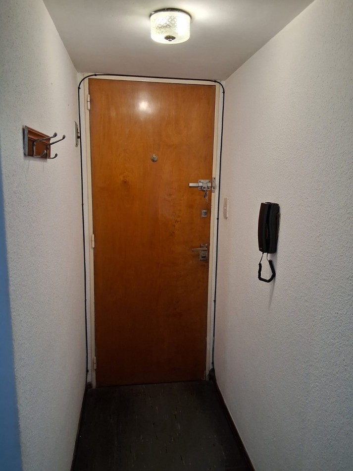 Sarmiento 2239 . Departamento de 1 ambiente lateral con muebles