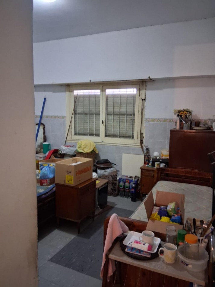 Hipolito Yrigoyen 1250 - Departamento 3 ambientes a la calle, planta baja con patio. Estado Original para reciclar