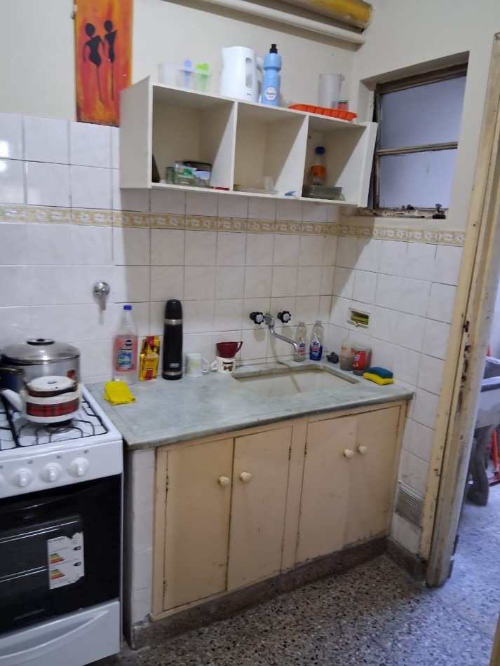 Hipolito Yrigoyen 1250 - Departamento 3 ambientes a la calle, planta baja con patio. Estado Original para reciclar