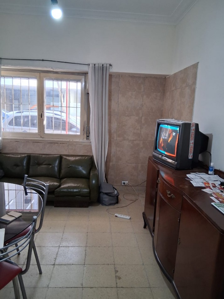 Hipolito Yrigoyen 1250 - Departamento 3 ambientes a la calle, planta baja con patio. Estado Original para reciclar