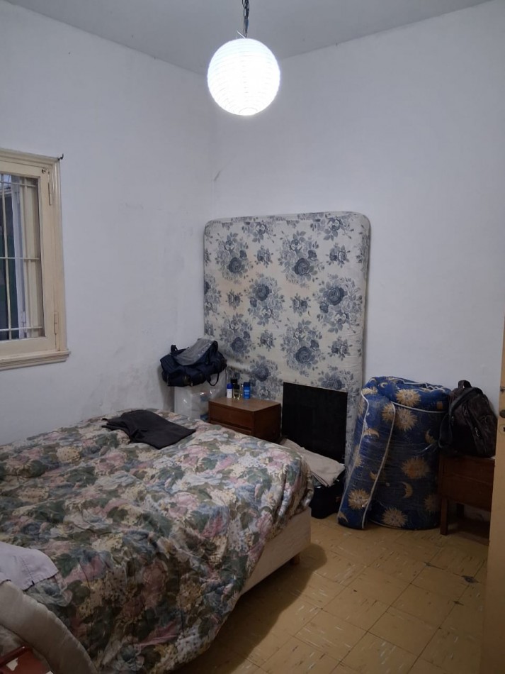 Hipolito Yrigoyen 1250 - Departamento 3 ambientes a la calle, planta baja con patio. Estado Original para reciclar