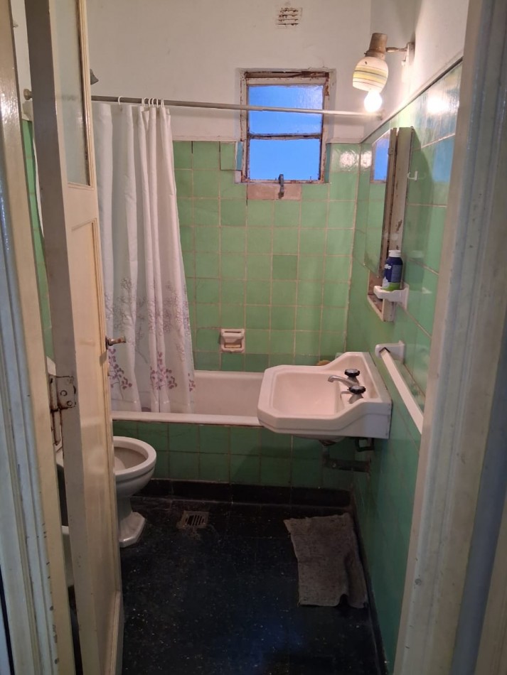 Hipolito Yrigoyen 1250 - Departamento 3 ambientes a la calle, planta baja con patio. Estado Original para reciclar