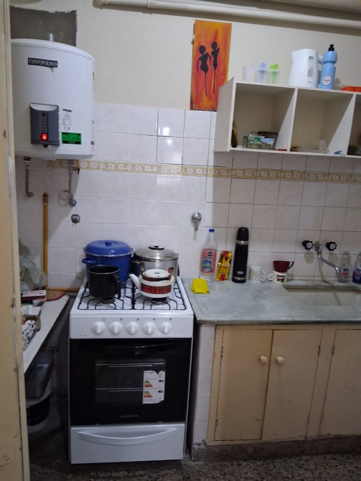 Hipolito Yrigoyen 1250 - Departamento 3 ambientes a la calle, planta baja con patio. Estado Original para reciclar