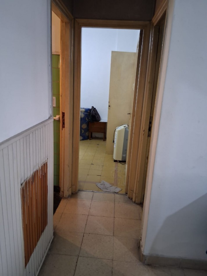 Hipolito Yrigoyen 1250 - Departamento 3 ambientes a la calle, planta baja con patio. Estado Original para reciclar