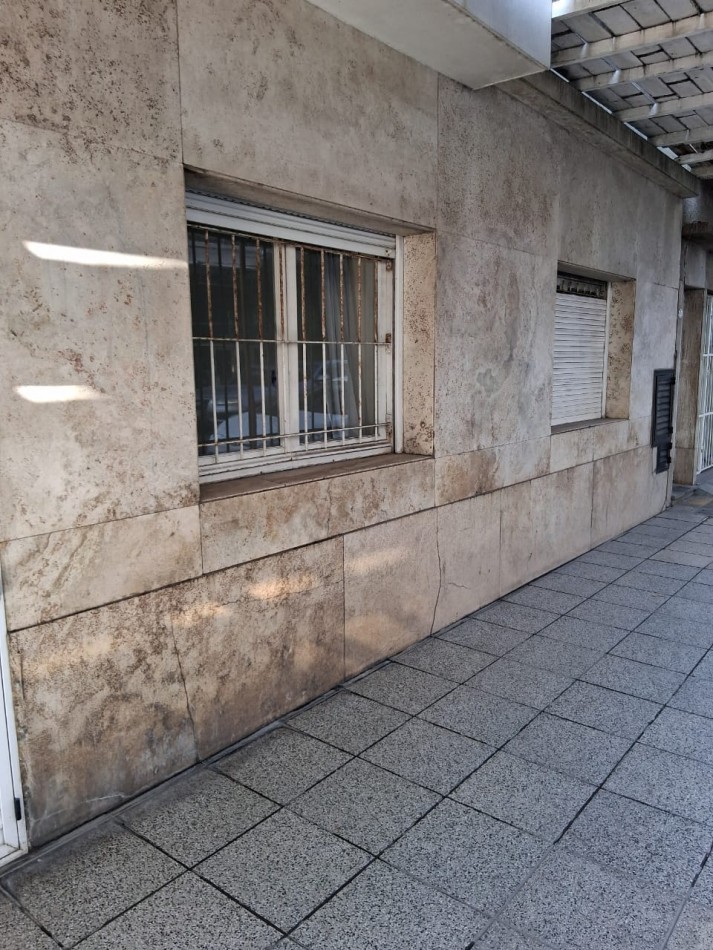 Hipolito Yrigoyen 1250 - Departamento 3 ambientes a la calle, planta baja con patio. Estado Original para reciclar