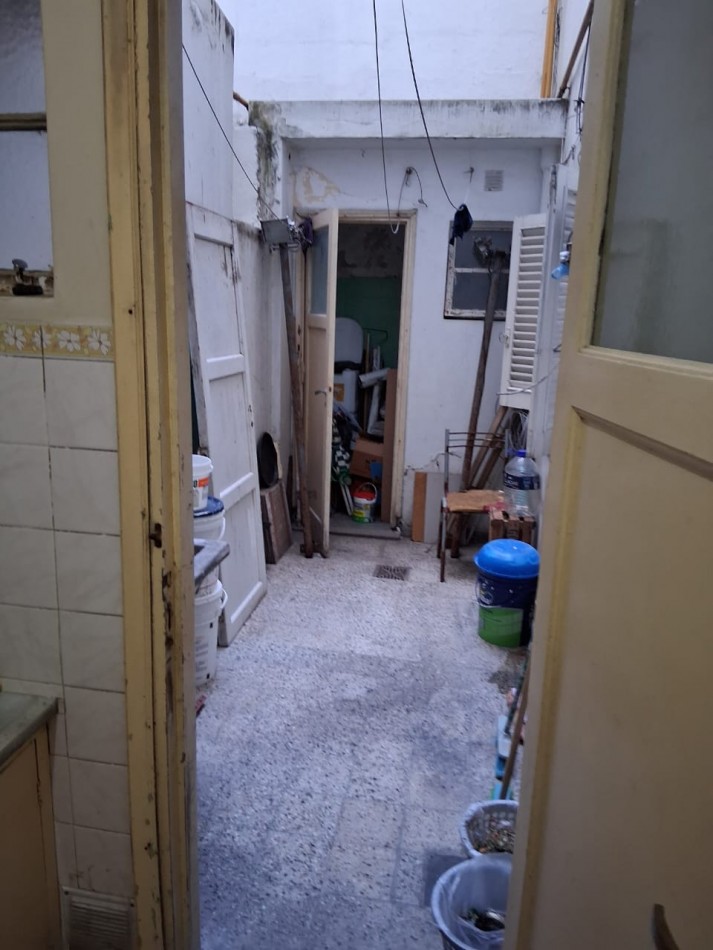 Hipolito Yrigoyen 1250 - Departamento 3 ambientes a la calle, planta baja con patio. Estado Original para reciclar