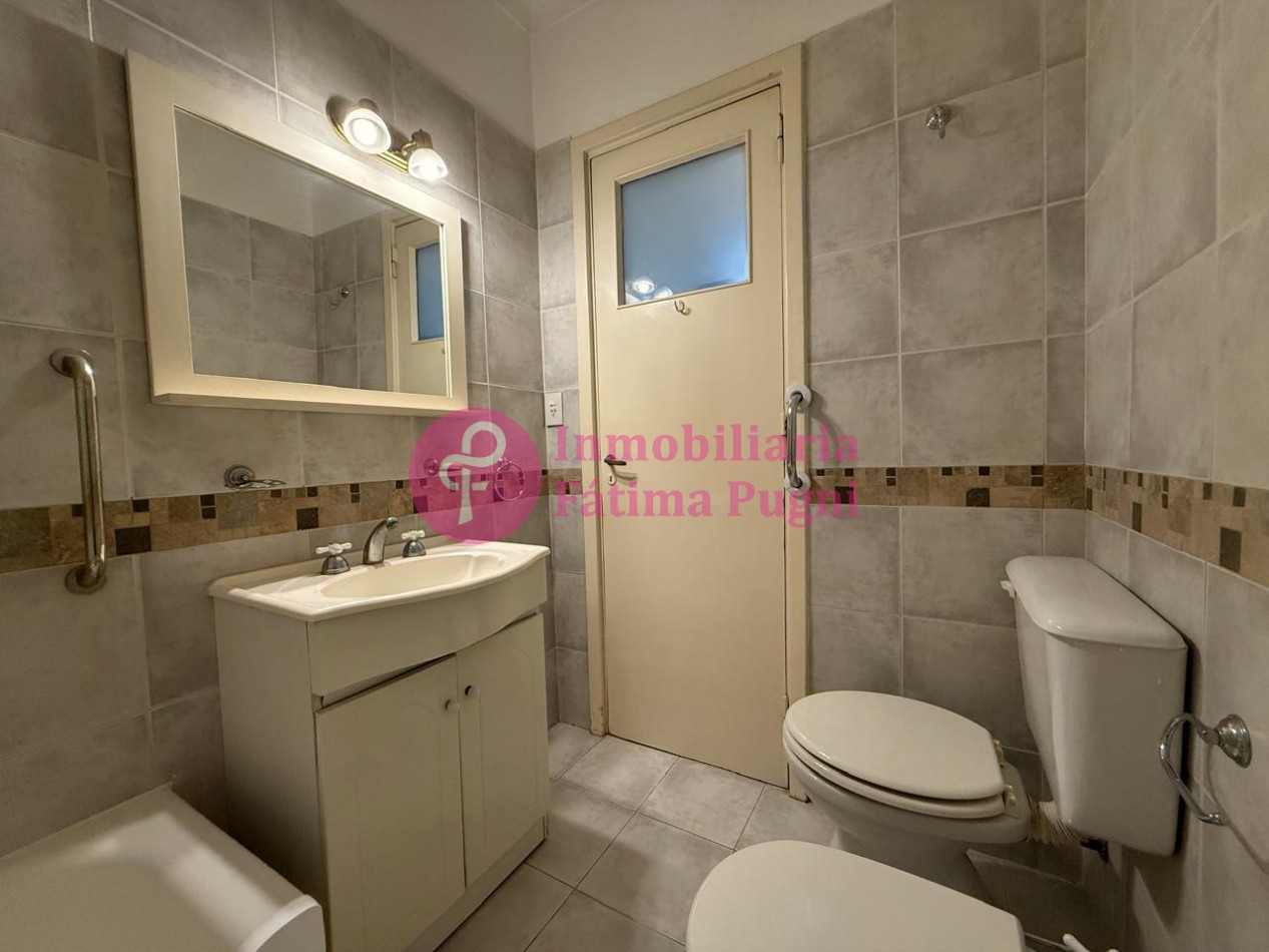 Semipiso 3 ambientes con dependencia de servicio - contrafrente- Muy luminoso, buen estado