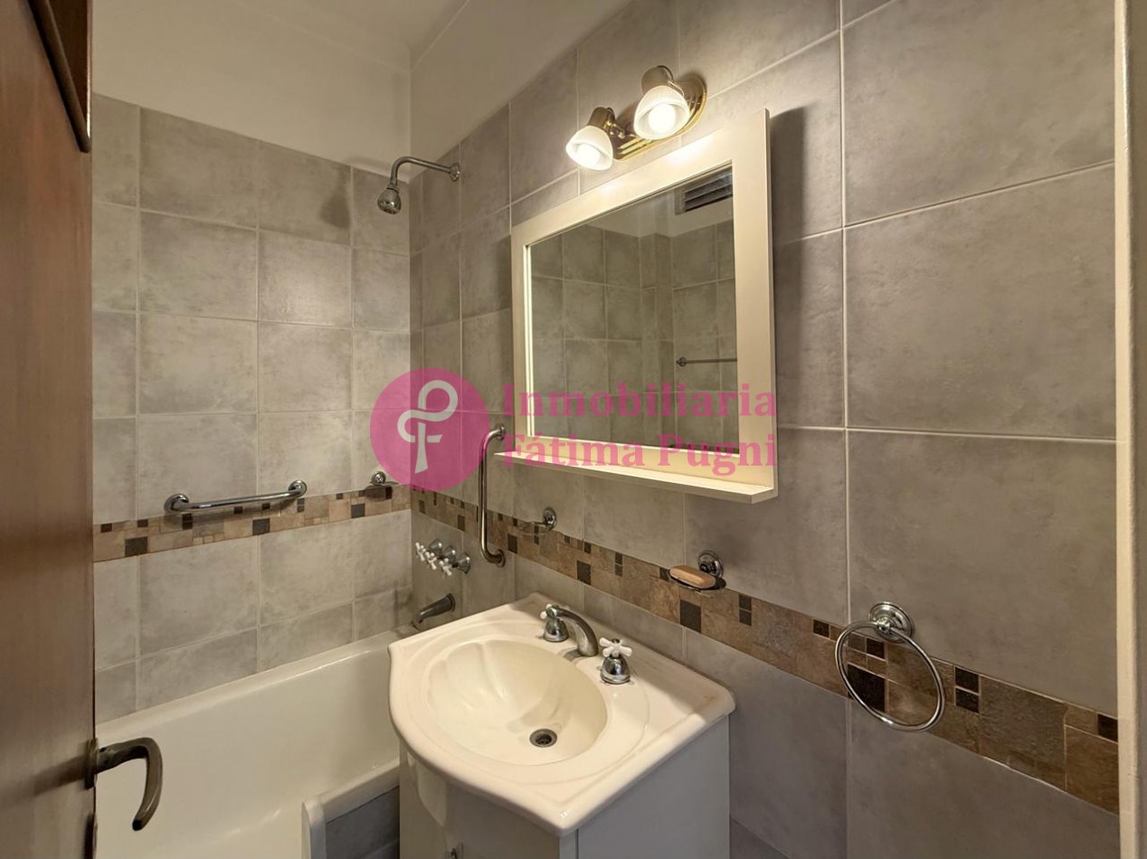 Semipiso 3 ambientes con dependencia de servicio - contrafrente- Muy luminoso, buen estado