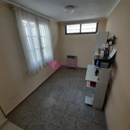 Salta y Balcarce. Departamento 3 ambientes planta baja con patio