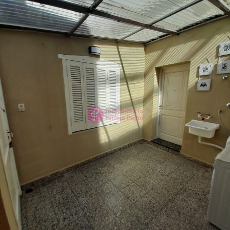 Salta y Balcarce. Departamento 3 ambientes planta baja con patio