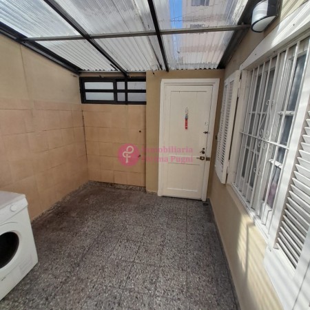 Salta y Balcarce. Departamento 3 ambientes planta baja con patio