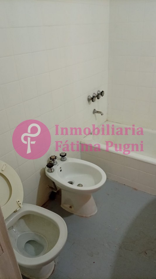 11 de Septiembre e Independencia Departamento 2 ambientes a la calle, con balcon. 2 baños, Muy buen estado 