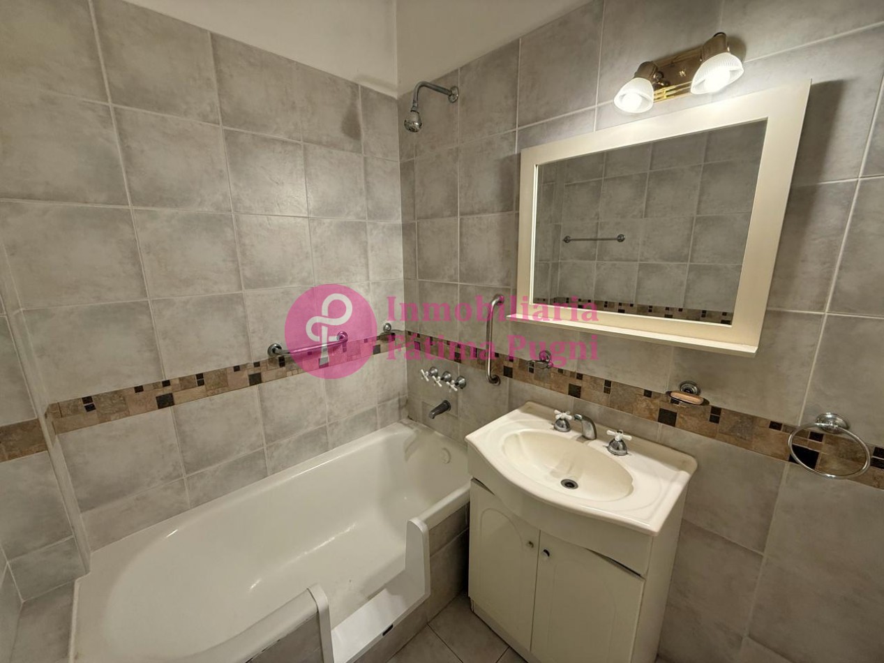 Semipiso 3 ambientes con dependencia de servicio - contrafrente- Muy luminoso, buen estado