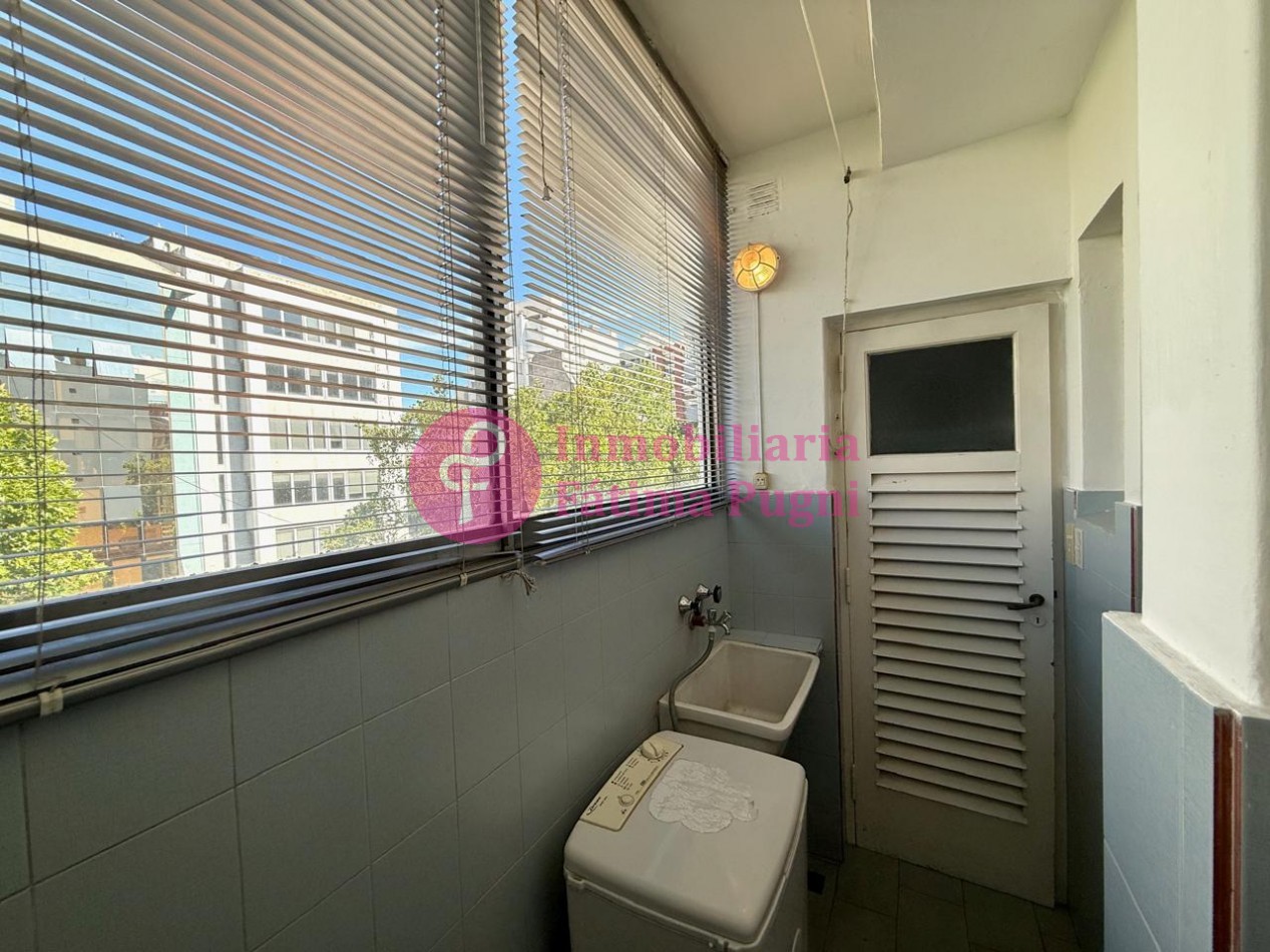 Semipiso 3 ambientes con dependencia de servicio - contrafrente- Muy luminoso, buen estado