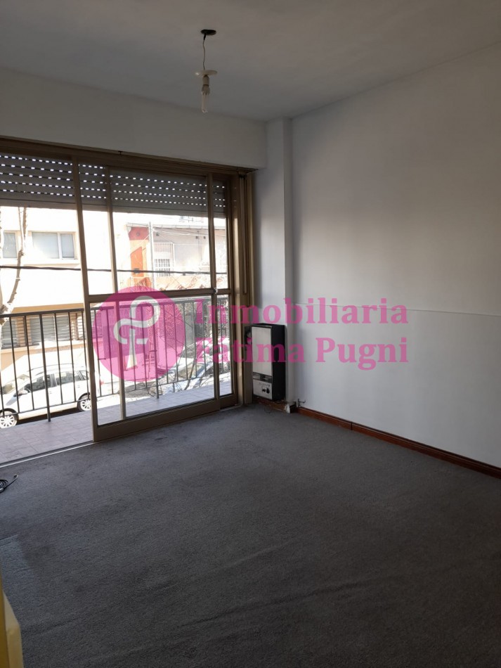 Alquiler 24 m- 11 de Septiembre y Salta - Departamento 3 ambientes a la calle con balcon. Sin muebles