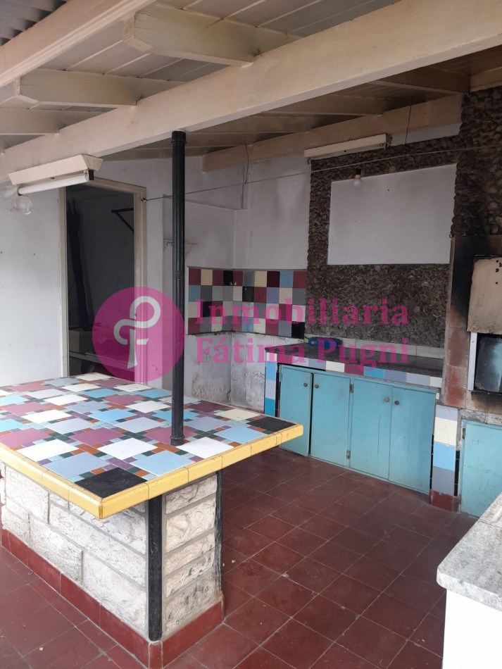 Don Bosco al 200. Solido chalet 3 amb con dependencia, garage y patio con quincho