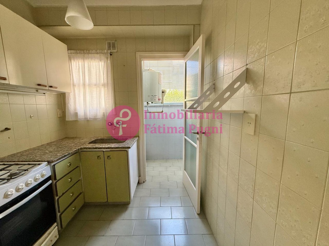 Semipiso 3 ambientes con dependencia de servicio - contrafrente- Muy luminoso, buen estado