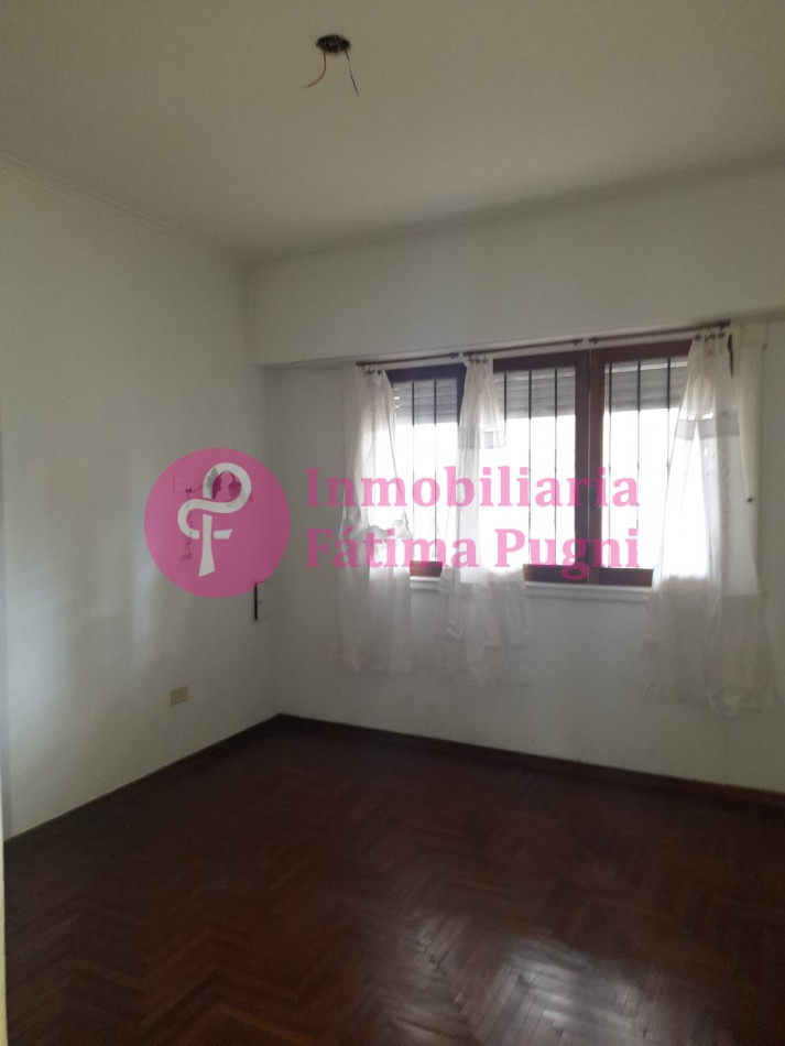Don Bosco al 200. Solido chalet 3 amb con dependencia, garage y patio con quincho