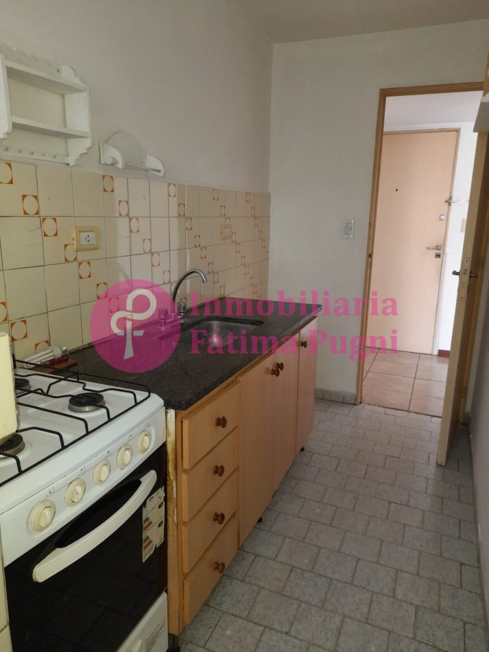 Alquiler 24 m- 11 de Septiembre y Salta - Departamento 3 ambientes a la calle con balcon. Sin muebles