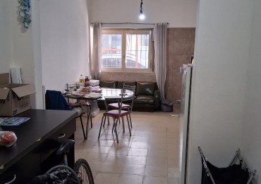 Hipolito Yrigoyen 1250 - Departamento 3 ambientes a la calle, planta baja con patio. Estado Original para reciclar