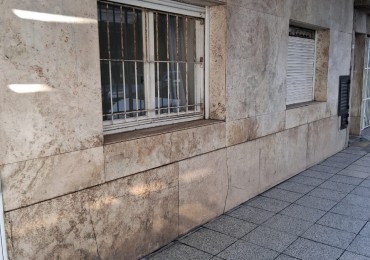 Hipolito Yrigoyen 1250 - Departamento 3 ambientes a la calle, planta baja con patio. Estado Original para reciclar