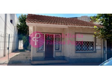 25 de Mayo y Marconi. Chalet 3 ambientes ph al frente con patio