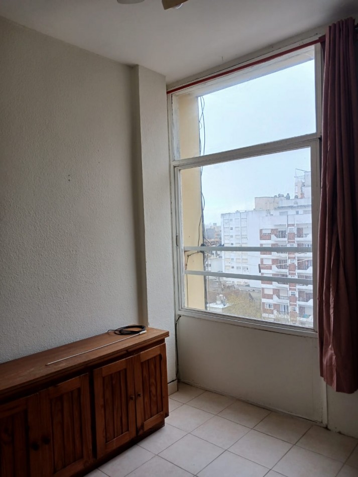 Alquiler 24 meses Departamento 1 ambiente dividido contrafrente vista abierta. Algunos muebles