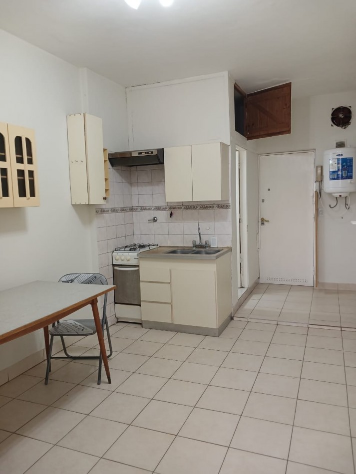 Alquiler 24 meses Departamento 1 ambiente dividido contrafrente vista abierta. Algunos muebles