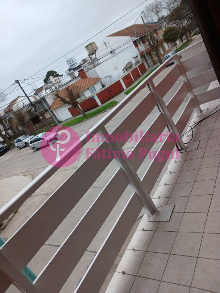 Necochea y Misiones. Departamento 2 ambientes a la calle con balcon y patio