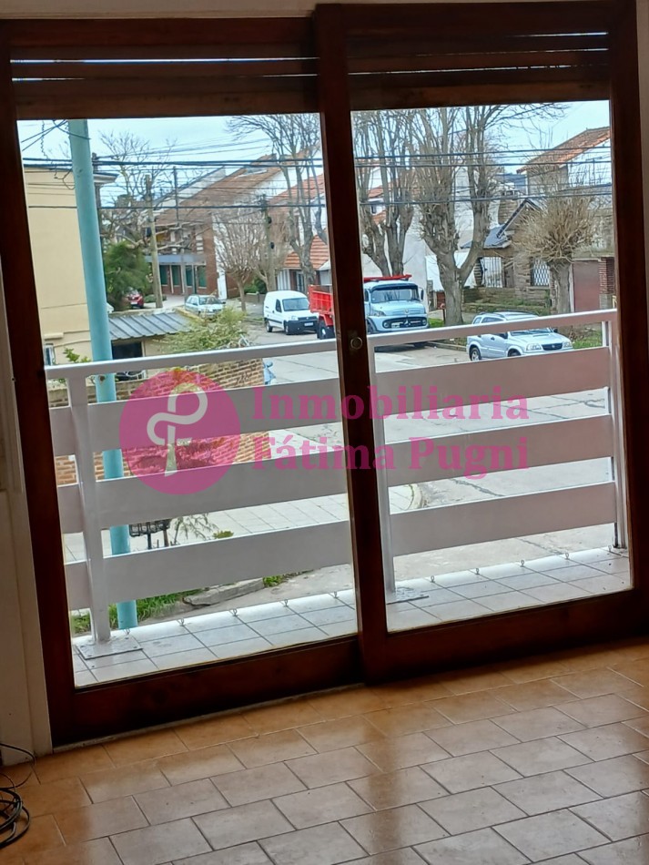 Necochea y Misiones. Departamento 2 ambientes a la calle con balcon y patio