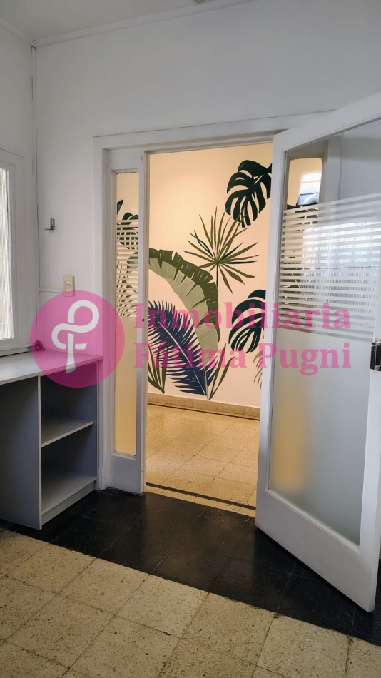  Alberti esquina Yrigoyen, amplia oficina primer piso por escalera .Alquiler uso profesional.