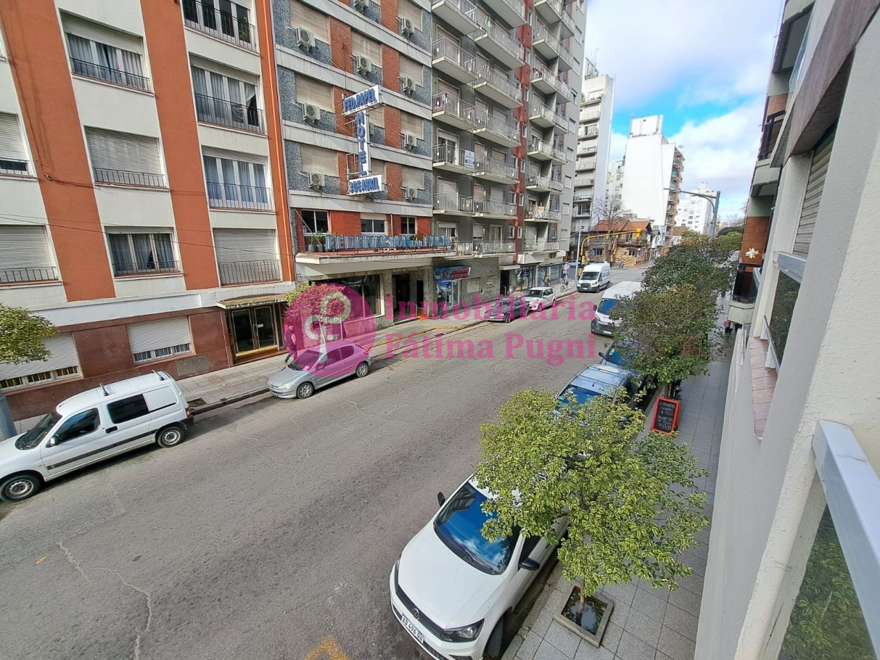 Departamento 3 ambientes a la calle con balcon- Reciclado- Zona Plaza Mitre