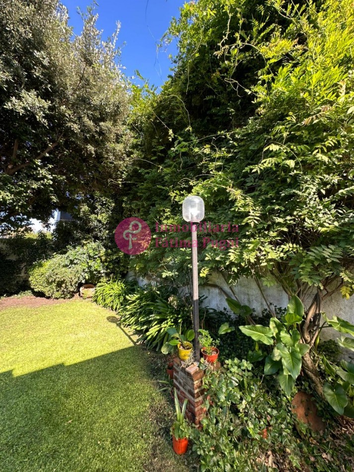 Chalet 3 ambientes con parque . Totalmente reciclado