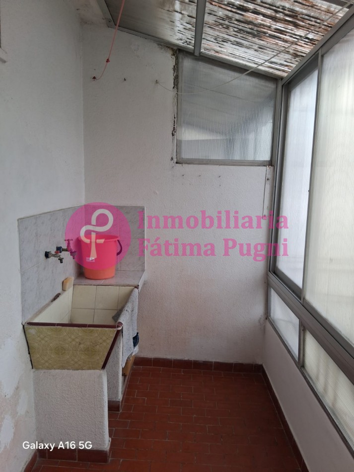 Salta casi Balcarce. Departamento 2 1/2 ambientes lateral 1°piso por escaleras