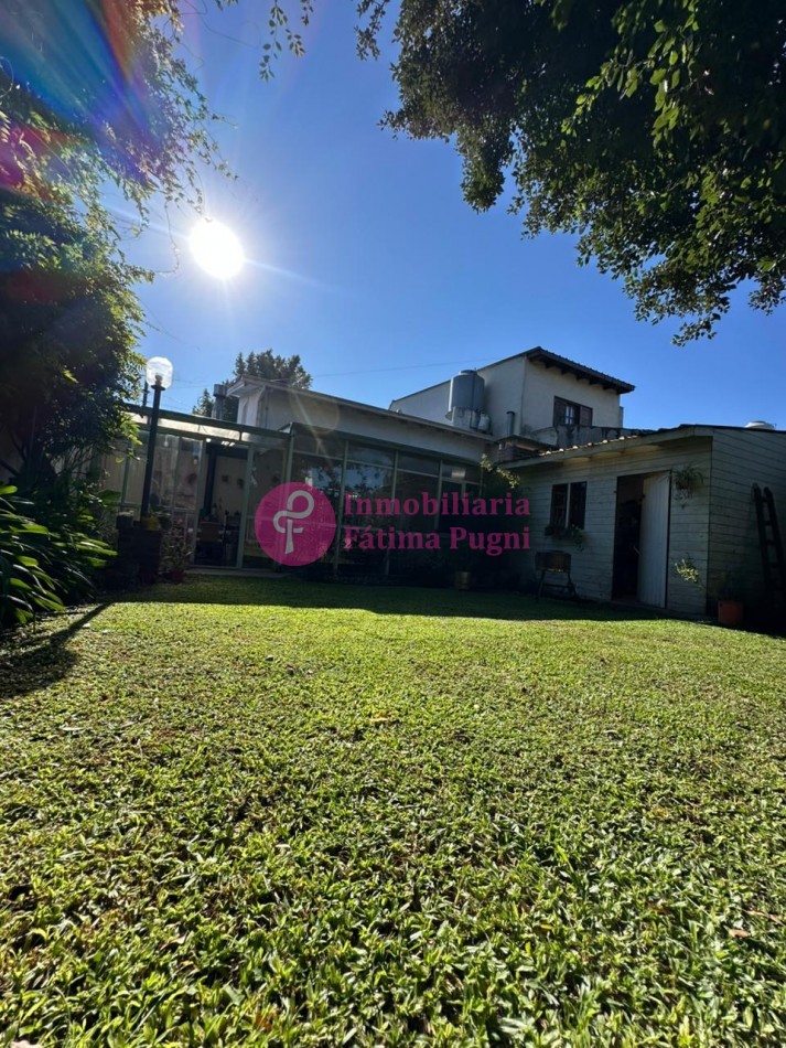 Chalet 3 ambientes con parque . Totalmente reciclado