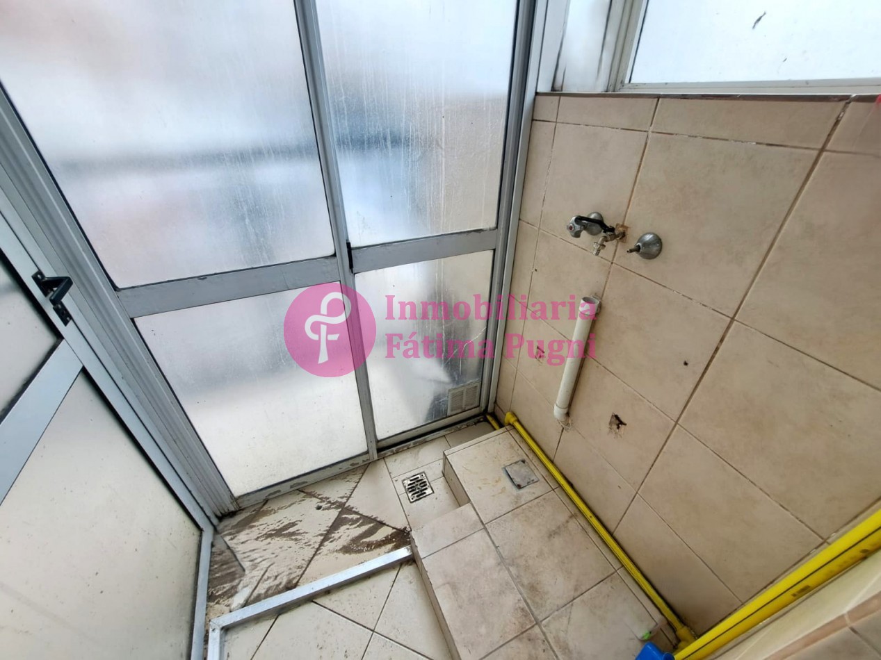 Departamento 3 ambientes a la calle con balcon- Reciclado- Zona Plaza Mitre