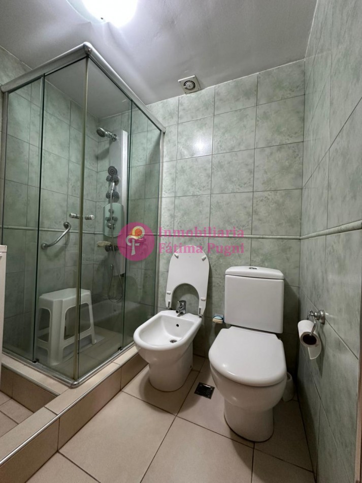 Chalet 3 ambientes con parque . Totalmente reciclado