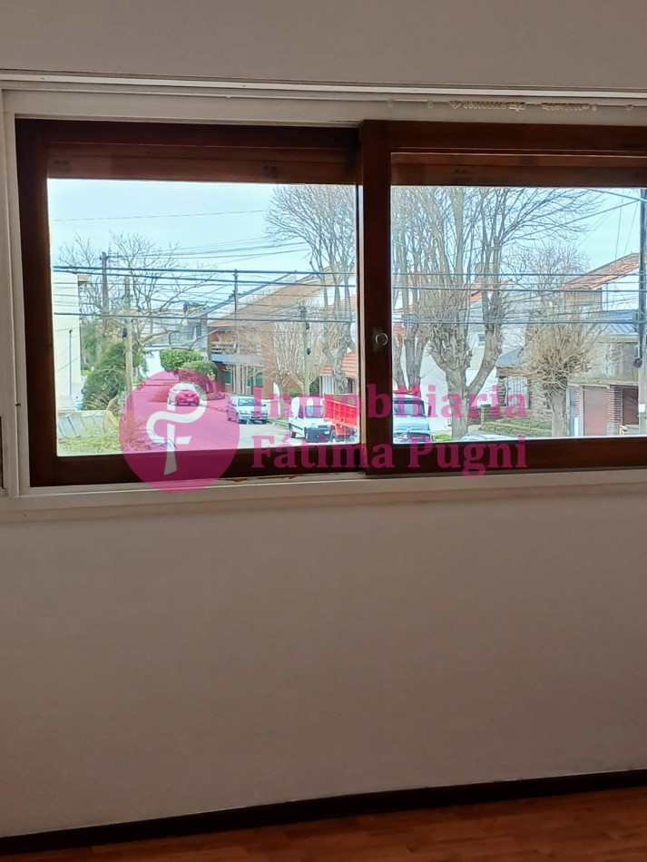 Necochea y Misiones. Departamento 2 ambientes a la calle con balcon y patio