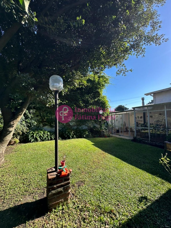 Chalet 3 ambientes con parque . Totalmente reciclado