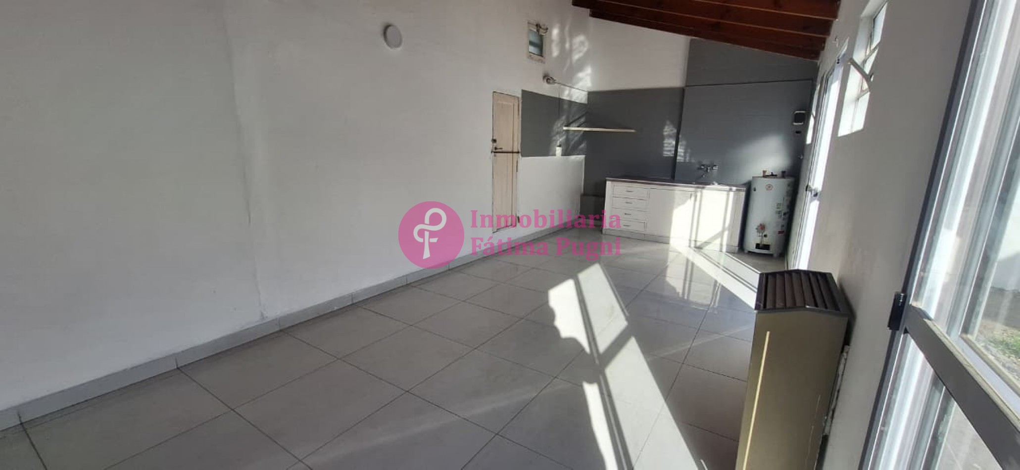 Florisbelo Acosto casi Tejedor - Casa 3 ambientes con garage y patio con Quincho- Reciclada