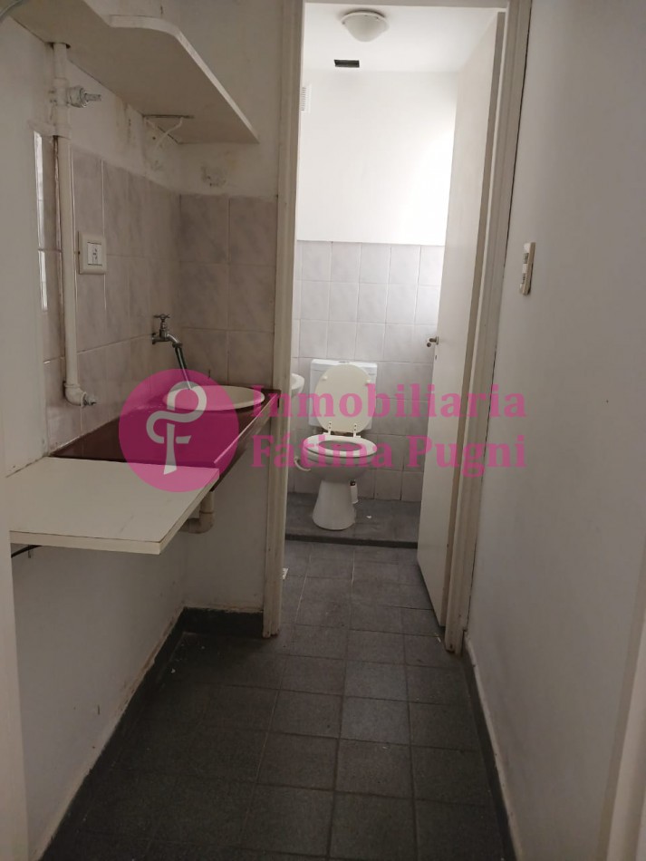  Alberti esquina Yrigoyen, amplia oficina primer piso por escalera .Alquiler uso profesional.