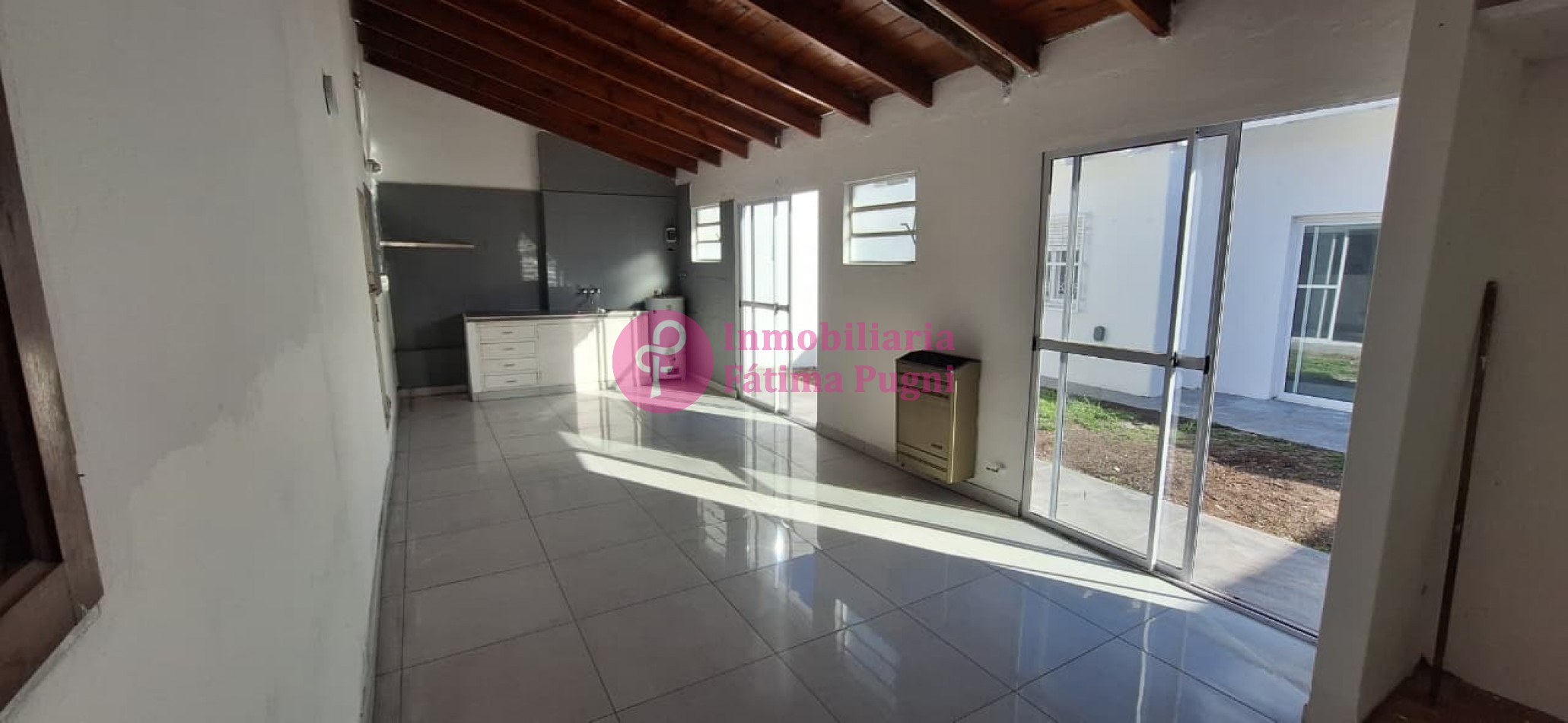 Florisbelo Acosto casi Tejedor - Casa 3 ambientes con garage y patio con Quincho- Reciclada