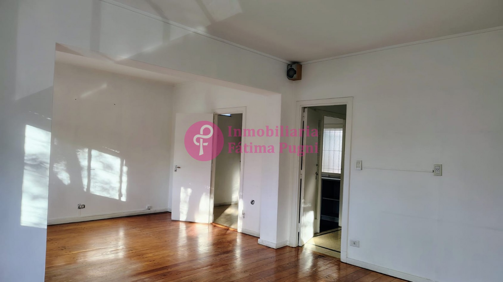  Alberti esquina Yrigoyen, amplia oficina primer piso por escalera .Alquiler uso profesional.