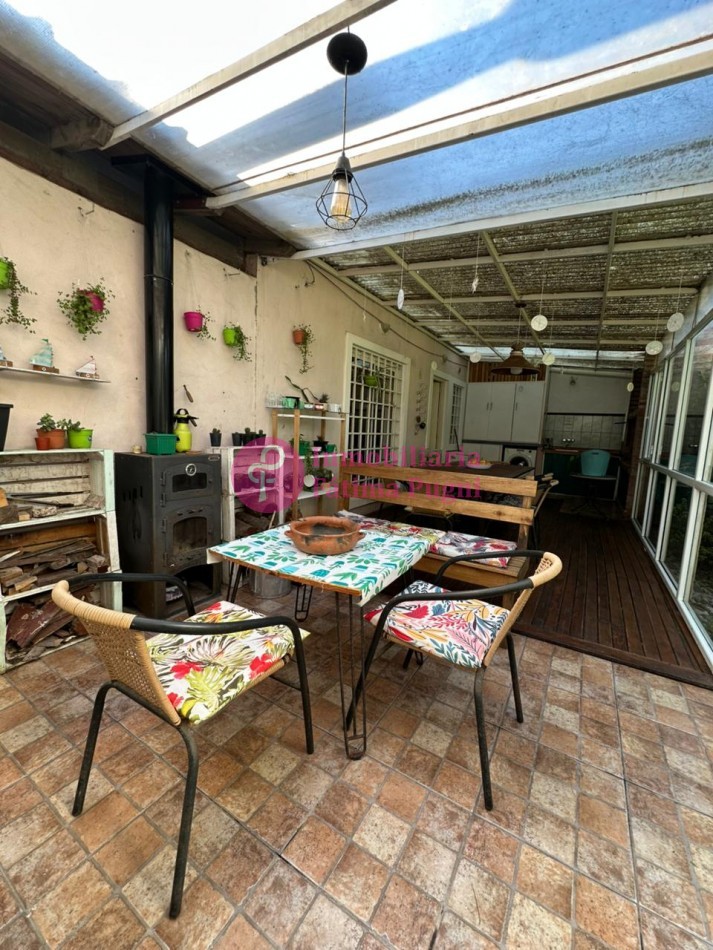 Chalet 3 ambientes con parque . Totalmente reciclado