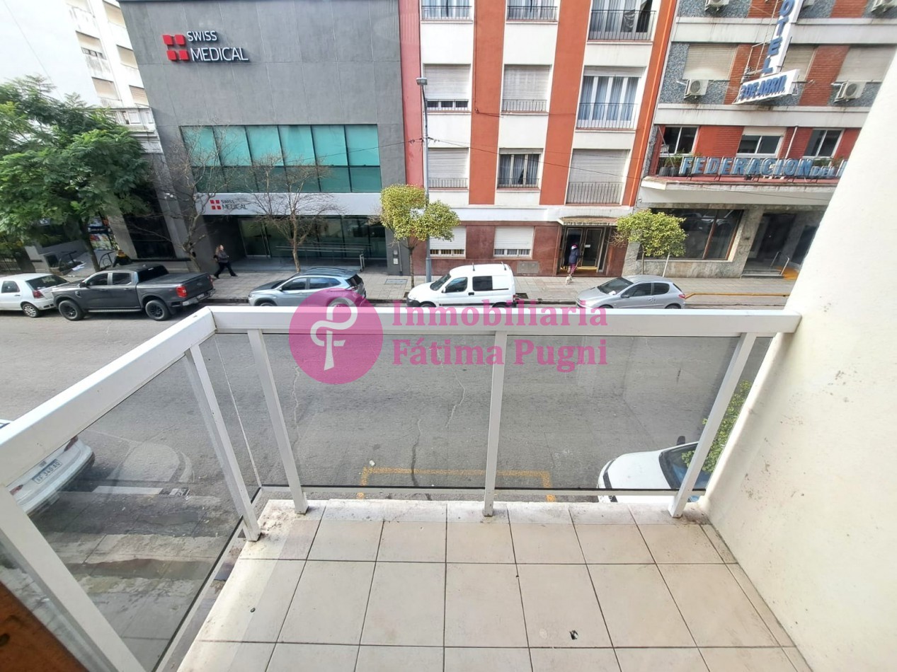 Departamento 3 ambientes a la calle con balcon- Reciclado- Zona Plaza Mitre