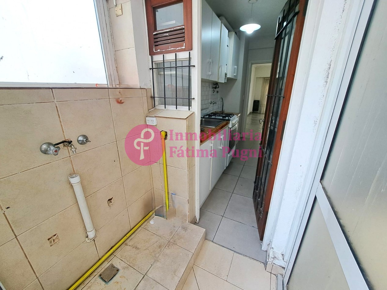 Departamento 3 ambientes a la calle con balcon- Reciclado- Zona Plaza Mitre