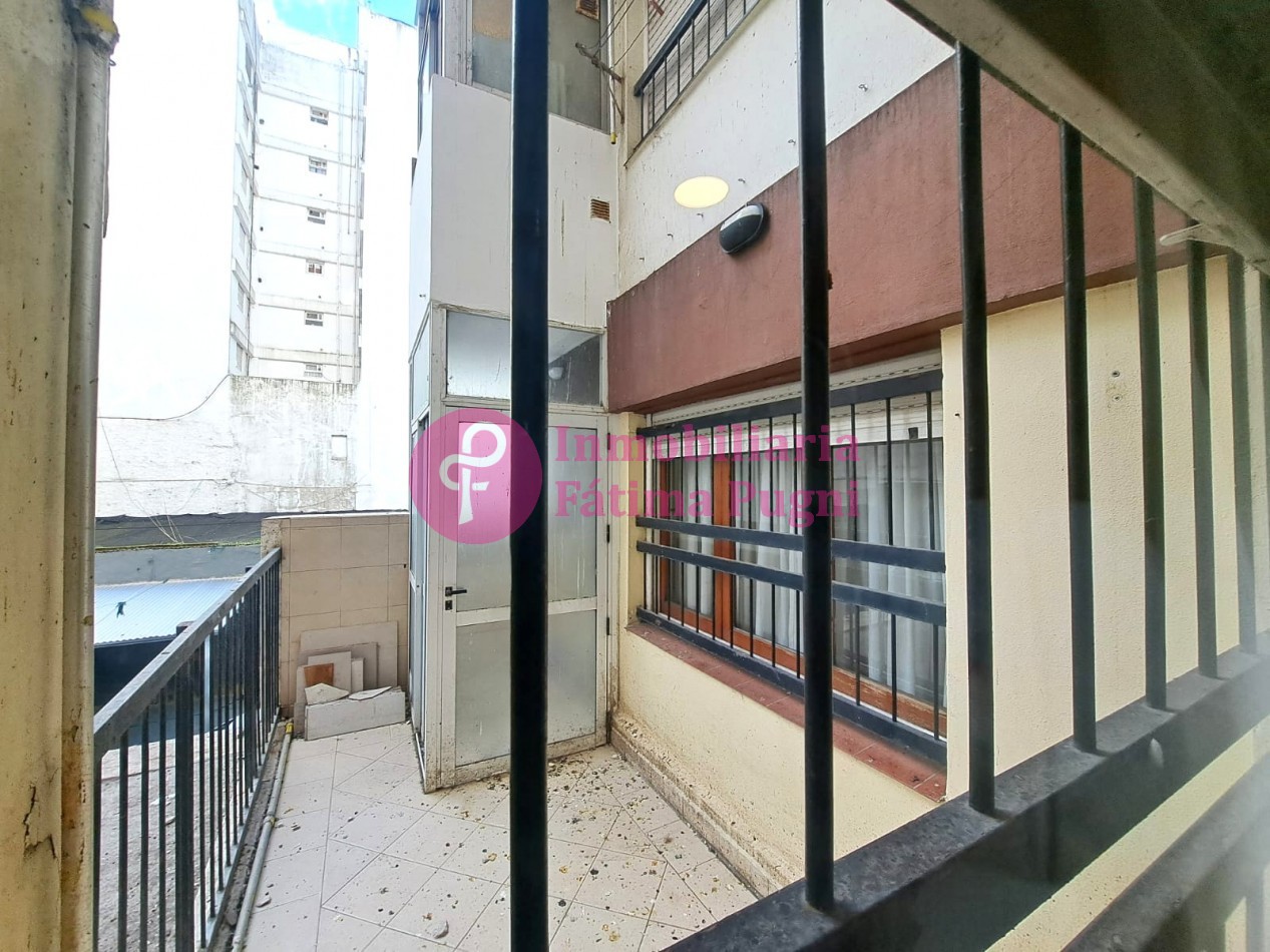 Departamento 3 ambientes a la calle con balcon- Reciclado- Zona Plaza Mitre