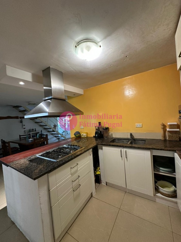 Chalet 3 ambientes con parque . Totalmente reciclado